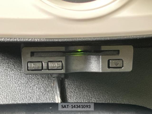 Toyota PRIUS 2016-10 8754047-17