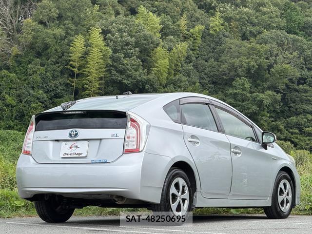 Toyota PRIUS 2012-10 8754141-11
