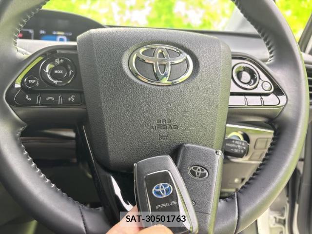 Toyota PRIUS 2019-08 8754389-13