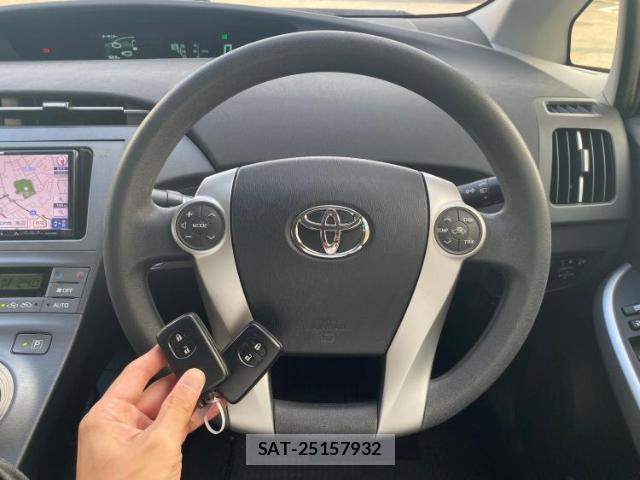 Toyota PRIUS 2015-09 8754494-13