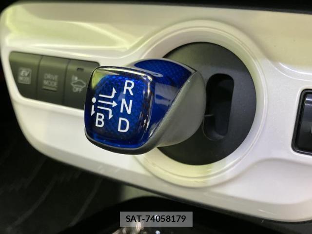 Toyota PRIUS 2018-03 8754561-17
