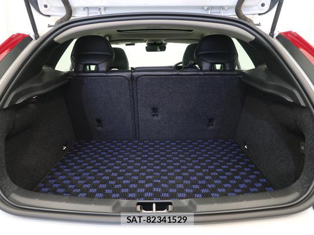 Volvo V40 2020-01 8752936-11