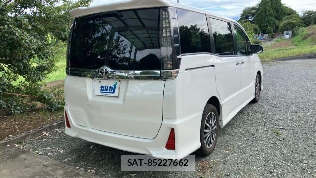 Toyota VOXY 2016-02 8753635-12