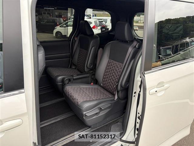 Toyota VOXY 2025-10 8754104-14