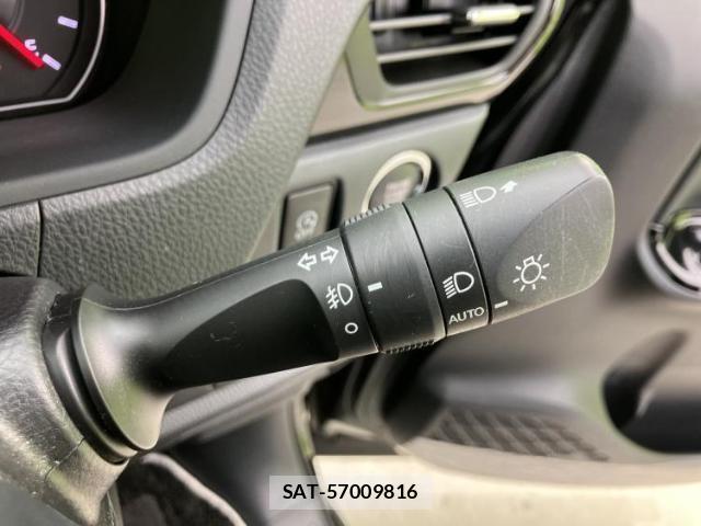 Toyota VOXY 2021-06 8754344-15