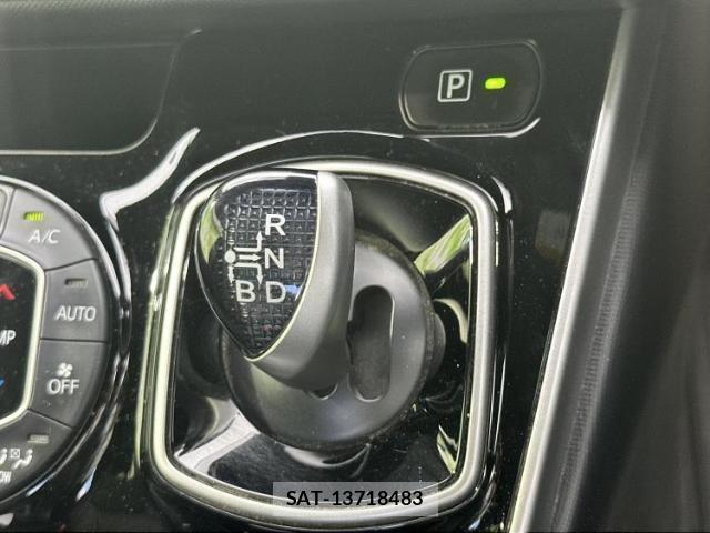 Toyota VOXY 2018-10 8754350-17