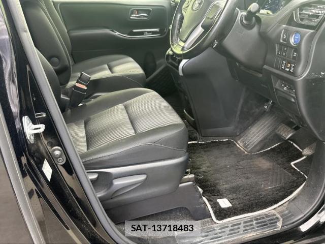 Toyota VOXY 2018-10 8754350-3