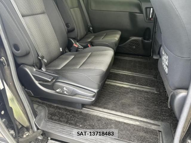 Toyota VOXY 2018-10 8754350-4