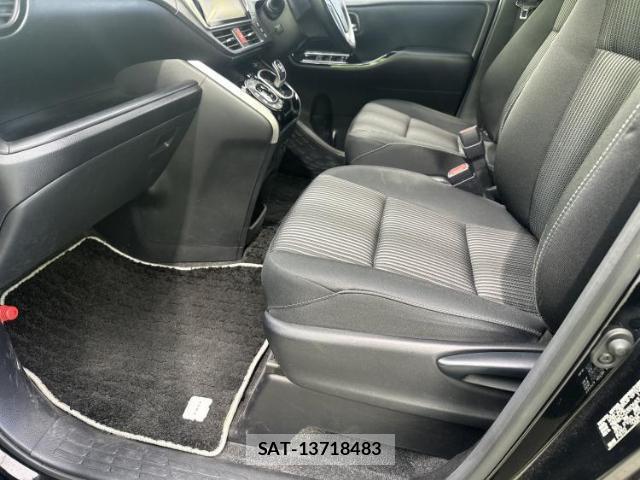 Toyota VOXY 2018-10 8754350-6