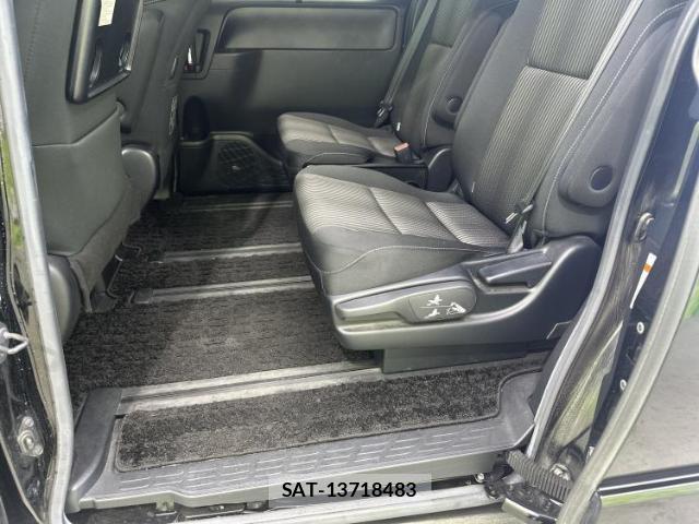 Toyota VOXY 2018-10 8754350-7