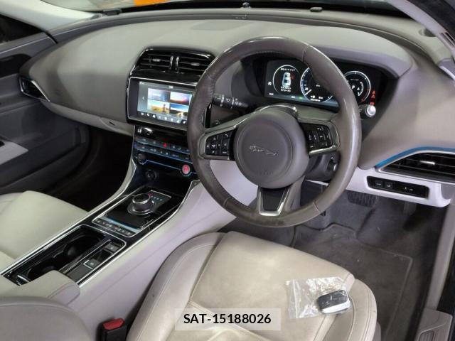 Jaguar XE 2018-09 8754111-2