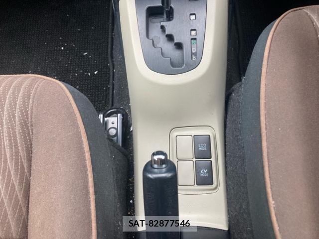Toyota AQUA 2014-01 8768787-17