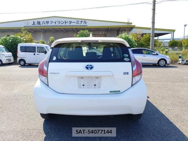 Toyota AQUA 2017-02 8768937-1