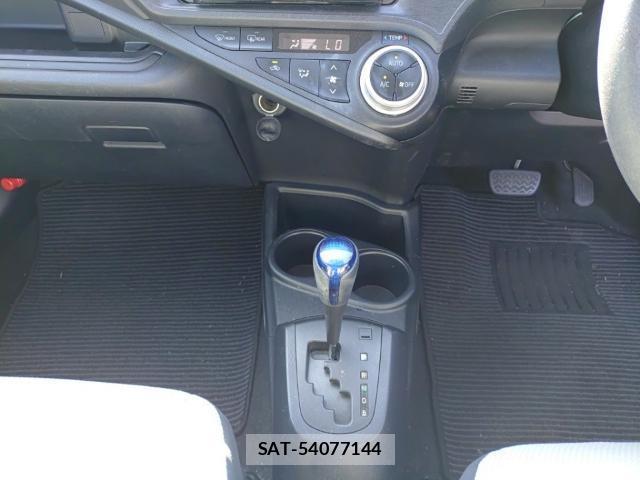 Toyota AQUA 2017-02 8768937-11