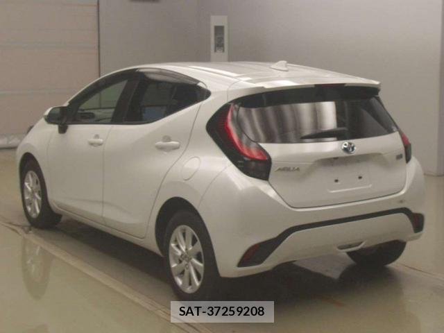 Toyota AQUA 2021-10 8769084-1