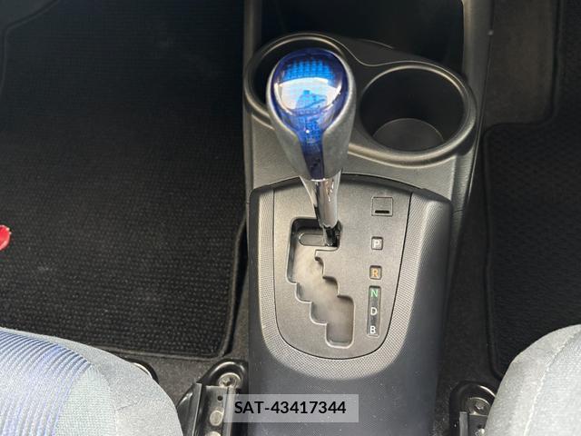 Toyota AQUA 2016-10 8769580-10