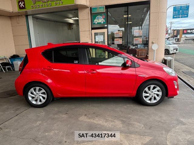 Toyota AQUA 2016-10 8769580-3