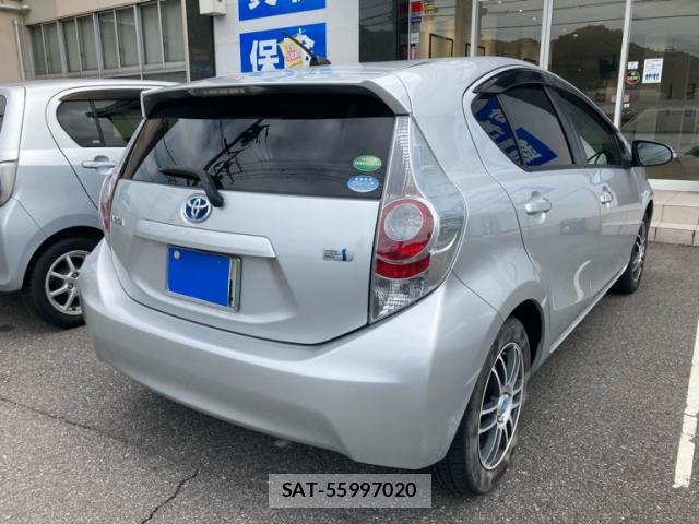 Toyota AQUA 2013-10 8770086-13