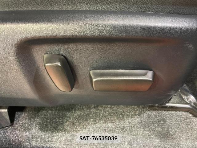 Toyota HILUX 2023-03 8769802-5