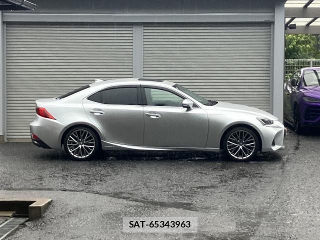 Lexus IS 2019-10 8769449-10