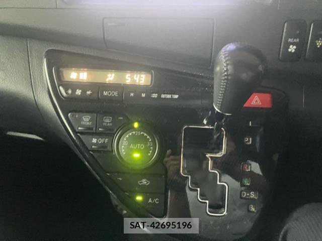 Toyota ISIS 2014-02 8768841-11