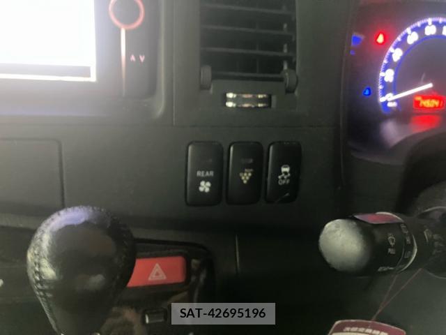 Toyota ISIS 2014-02 8768841-14