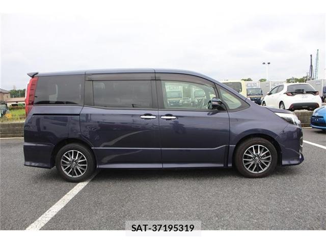 Toyota NOAH 2017-06 8769762-10