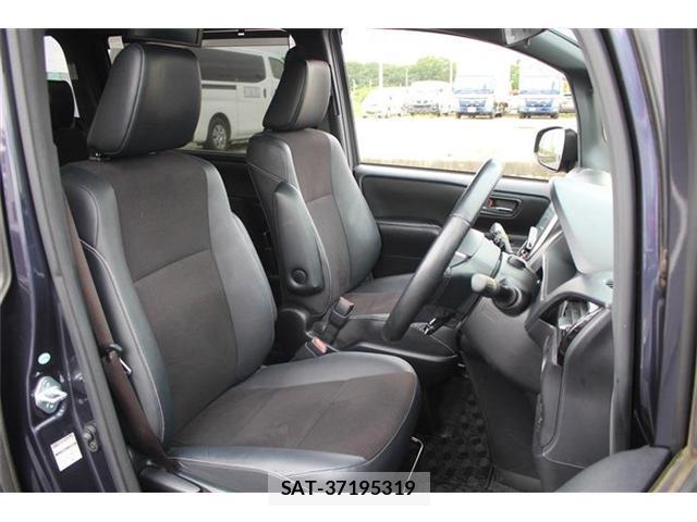Toyota NOAH 2017-06 8769762-17