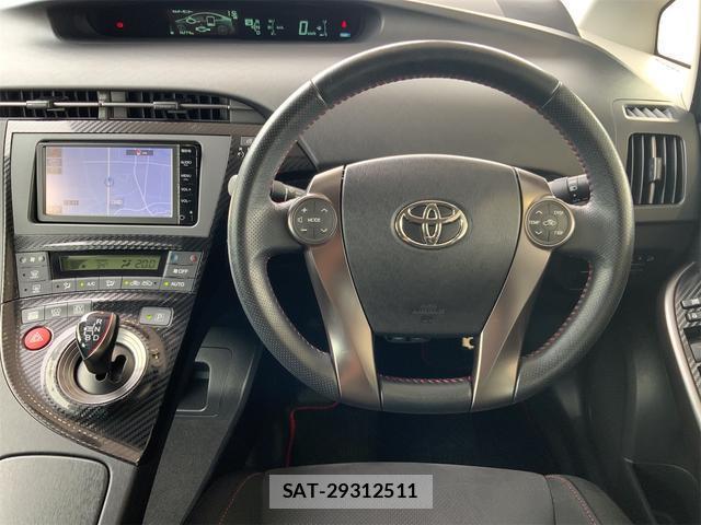 Toyota PRIUS 2015-10 8769095-14