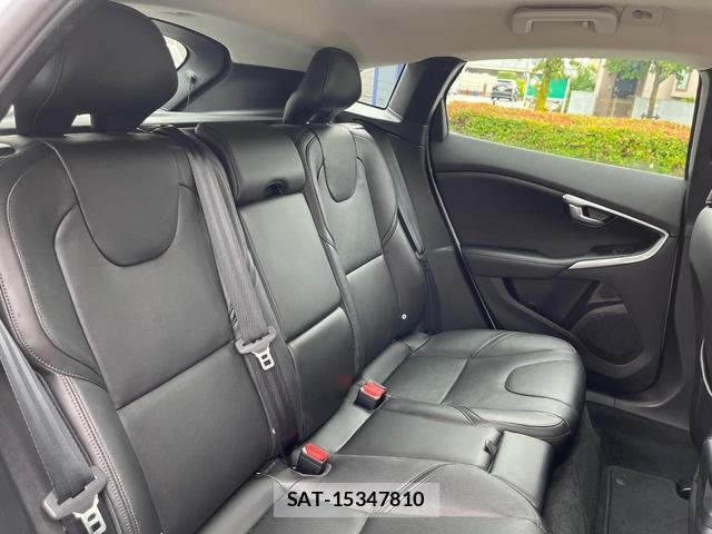 Volvo V40 2018-03 8769421-13