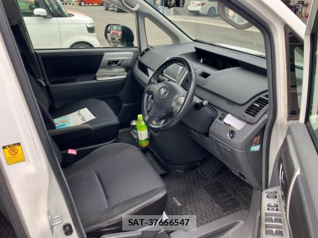 Toyota VOXY 2010-02 8769178-17