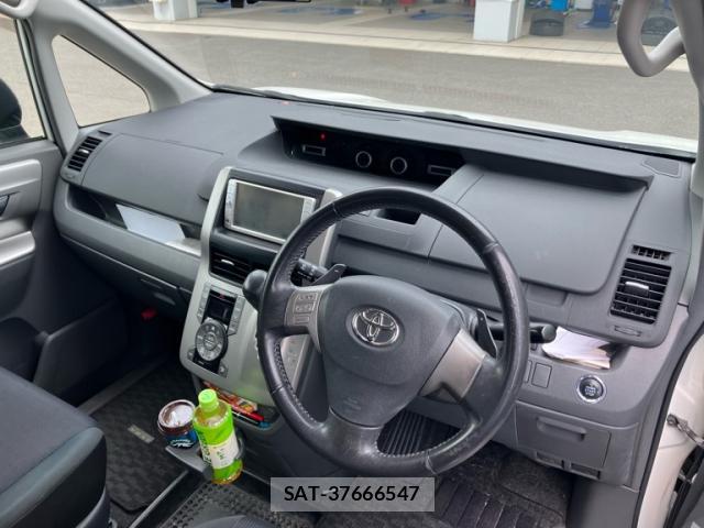 Toyota VOXY 2010-02 8769178-18
