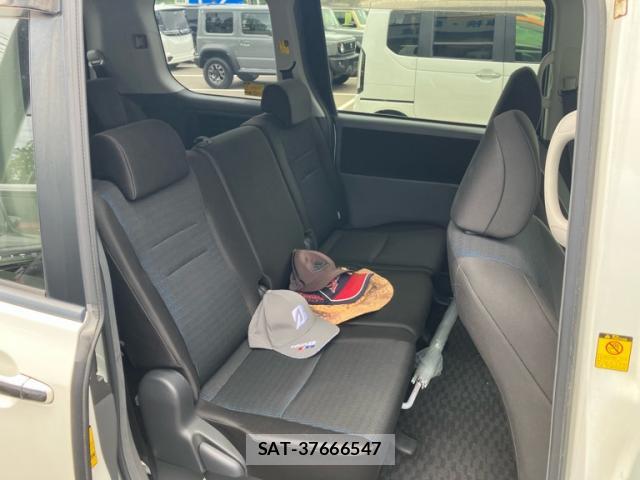 Toyota VOXY 2010-02 8769178-19