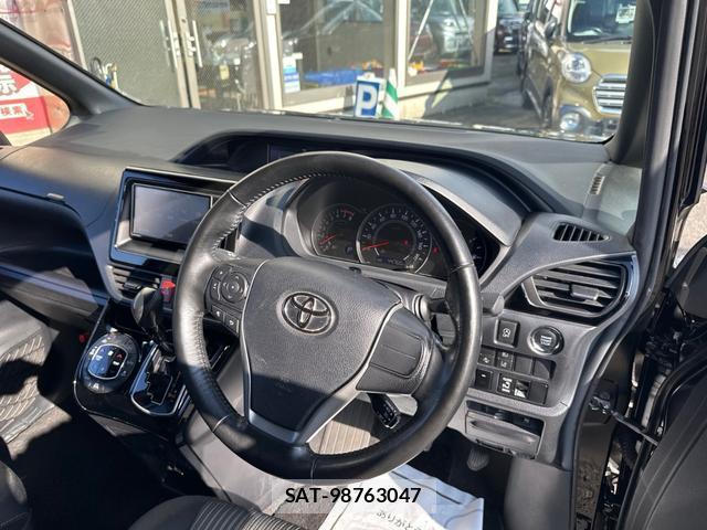 Toyota VOXY 2021-06 8769395-11