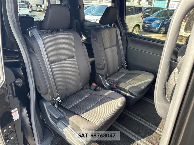 Toyota VOXY 2021-06 8769395-13