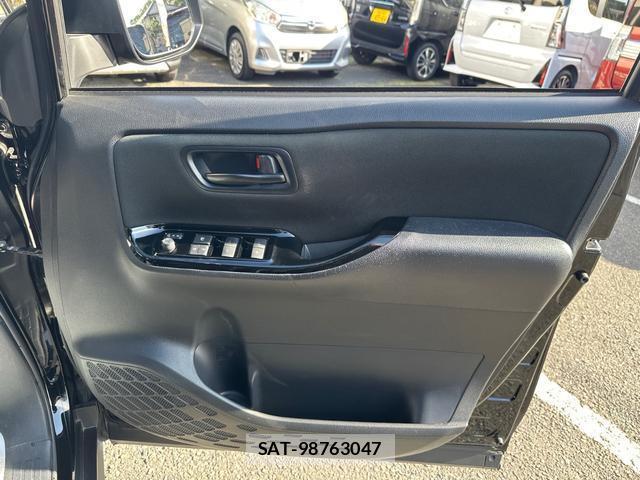 Toyota VOXY 2021-06 8769395-18