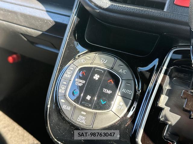 Toyota VOXY 2021-06 8769395-7