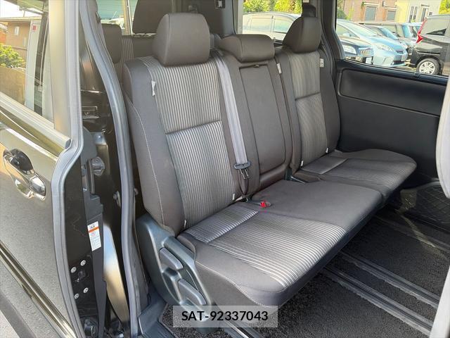 Toyota VOXY 2021-11 8769750-12