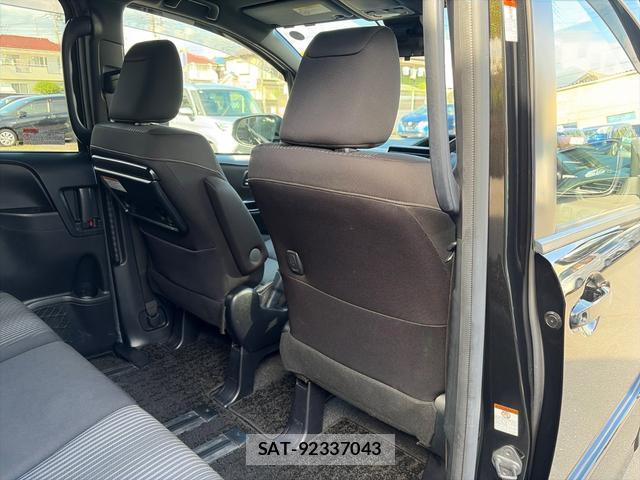 Toyota VOXY 2021-11 8769750-13