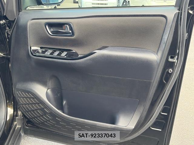 Toyota VOXY 2021-11 8769750-18
