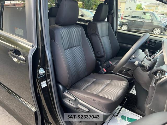 Toyota VOXY 2021-11 8769750-9