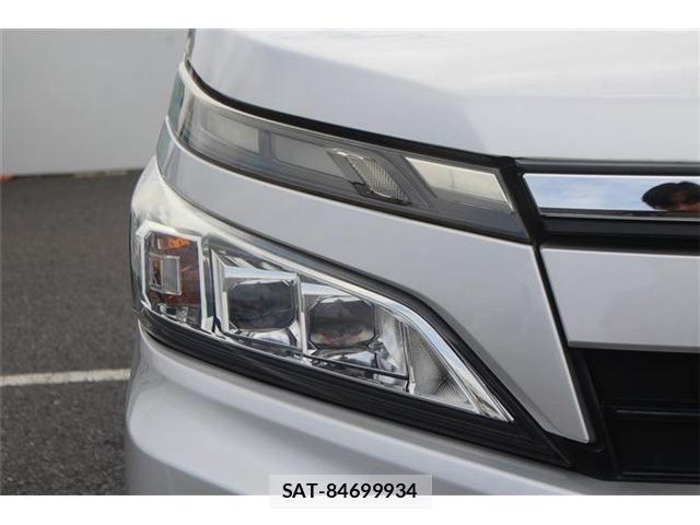 Toyota VOXY 2017-10 8769765-13