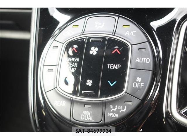 Toyota VOXY 2017-10 8769765-4