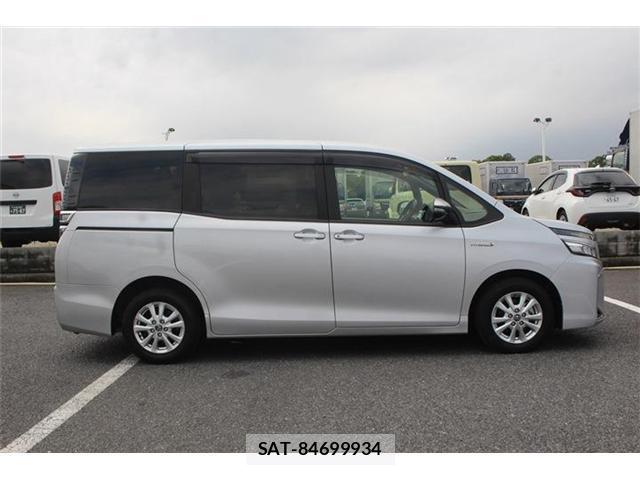 Toyota VOXY 2017-10 8769765-8