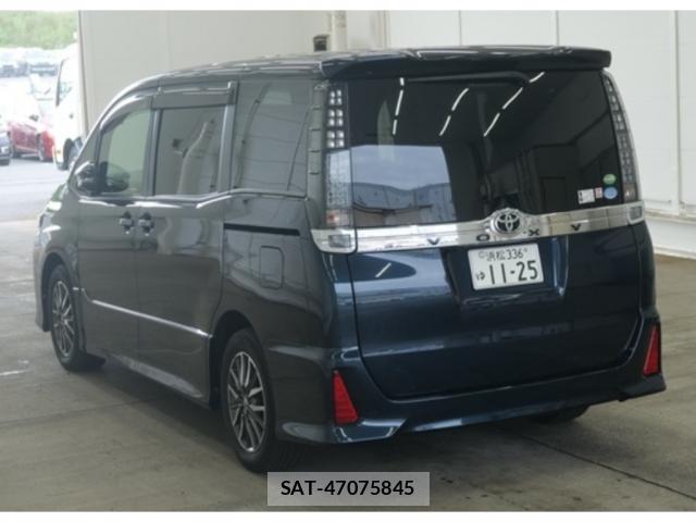Toyota VOXY 2014-01 8769879-1