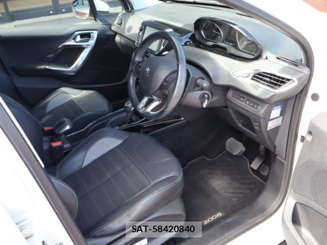 Peugeot 2008 2017-03 8812117-17