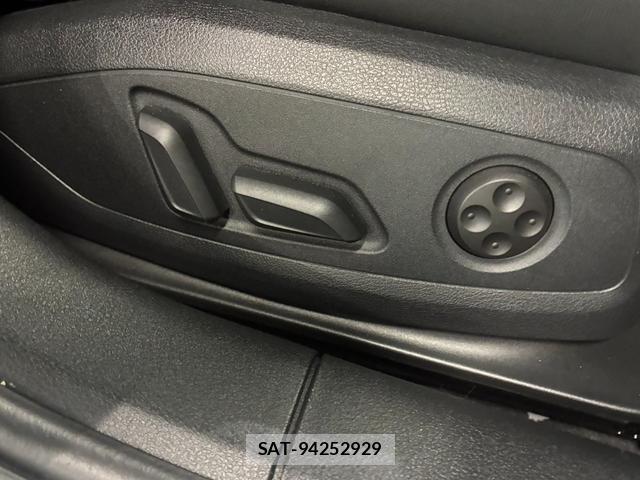 Audi A4 2017-12 8814901-2