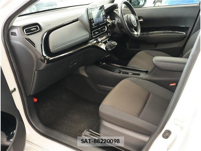 Toyota AQUA 2024-06 8812373-14