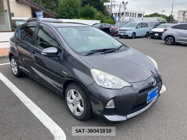 Toyota AQUA 2013-04 8812406-1