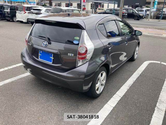 Toyota AQUA 2013-04 8812406-12